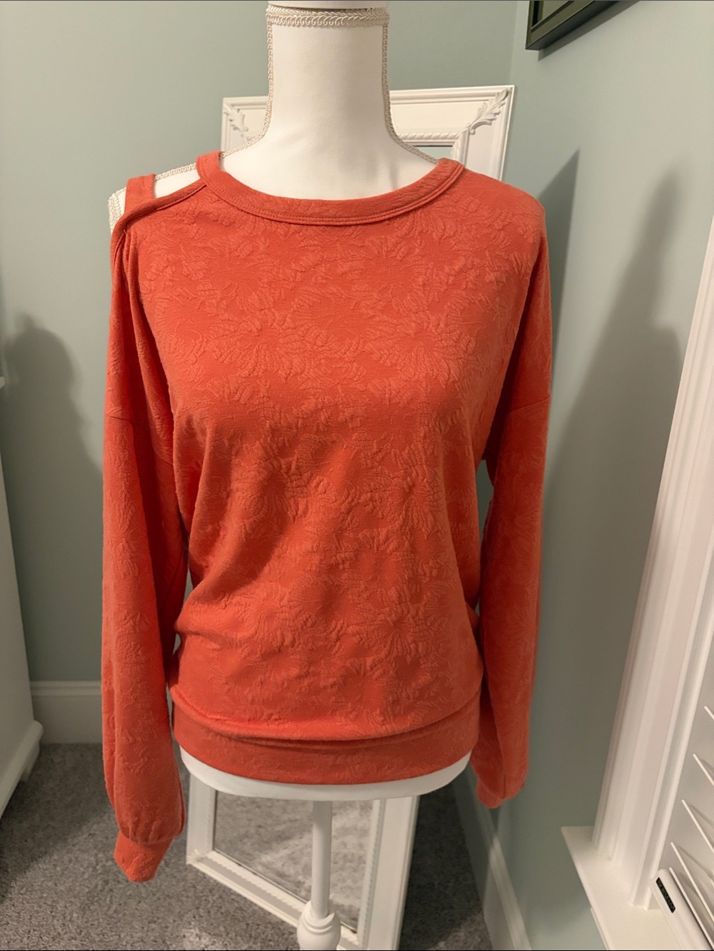 NWT Daytrip top, right cold shoulder, size M.